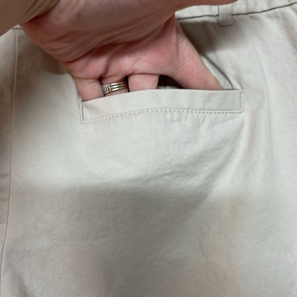 Loft size 6 Cream Colored Mid-rise 6” Inseam The Riviera Shorts with Pockets - Picture 8 of 11